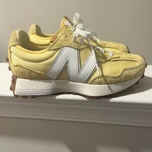 NEW BALANCE 327 - hard to find !! Excellent condition